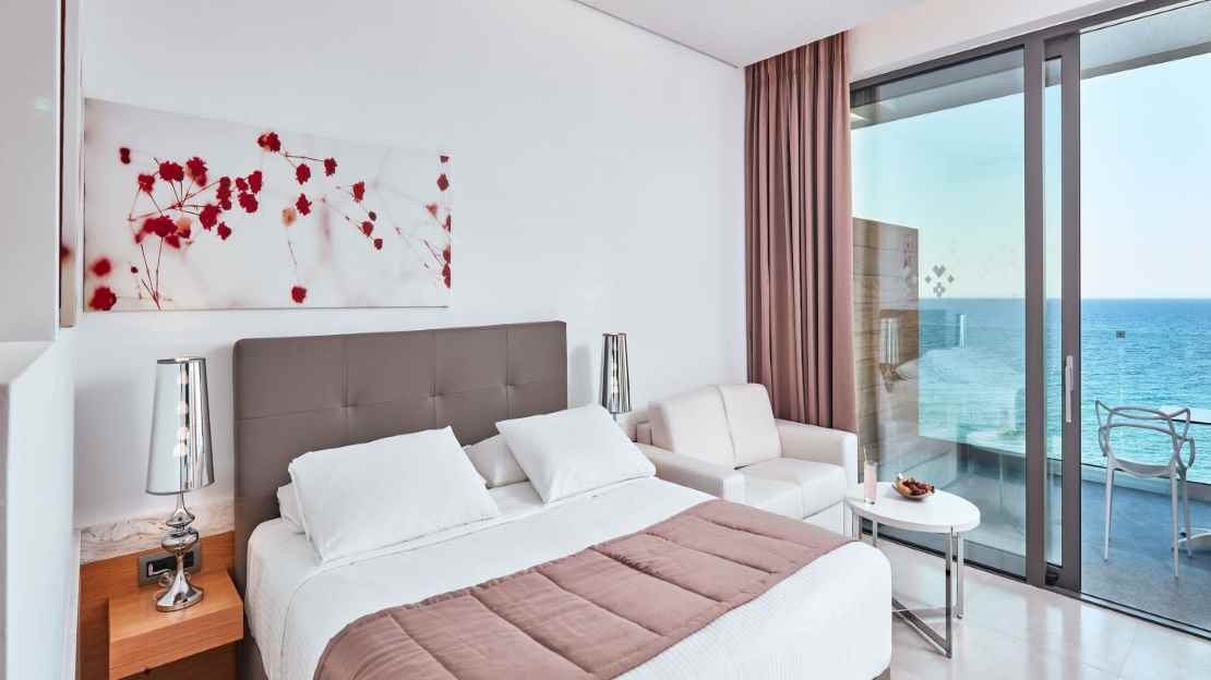 Spa Suite with Private Outdoor Jacuzzi 